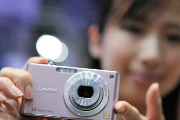 Perché le fotocamere digitali compatte sono tornate di moda nel 2026: tre motivi che spiegano il fenomeno
