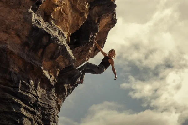Apex: un thriller avvincente per gli amanti della montagna, con paesaggi mozzafiato da scoprire sullo schermo!