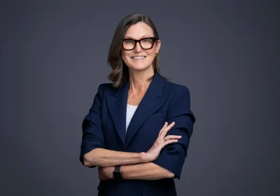 L’ARK di Cathie Wood Effettua il Primo Investimento di Rilievo nella Startup Lucra: Non è Intelligenza Artificiale