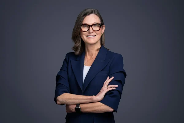 L’ARK di Cathie Wood Effettua il Primo Investimento di Rilievo nella Startup Lucra: Non è Intelligenza Artificiale