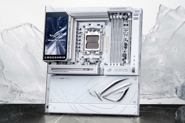 ASUS ROG Crosshair X870E Glacial: il nuovo vertice AM5 è un esercizio di potenza e design total white