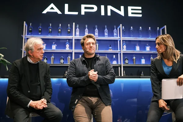 Alpine Talk: Davide Valsecchi, Mara Sangiorgio e Marco Piva discutono di eleganza e performance