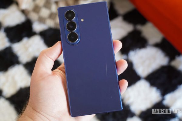 Credevo di volere smartphone Android colorati fino a quando non ho fatto cadere il mio