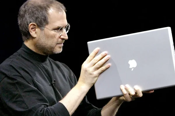 Apple fa 50 anni: i prezzi di iPhone e MacBook aggiustati all’inflazione dal 1991 a oggi