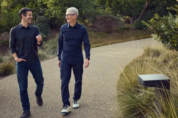 John Ternus Succede a Tim Cook come CEO di Apple: Cosa Aspettarsi?