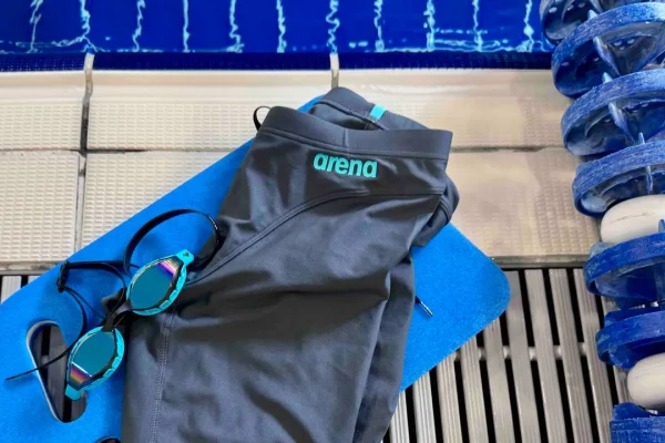 Arena Air Sonic e Hyperflow Jammer, la recensione di occhialini e costume da nuoto per chi cerca la prestazione