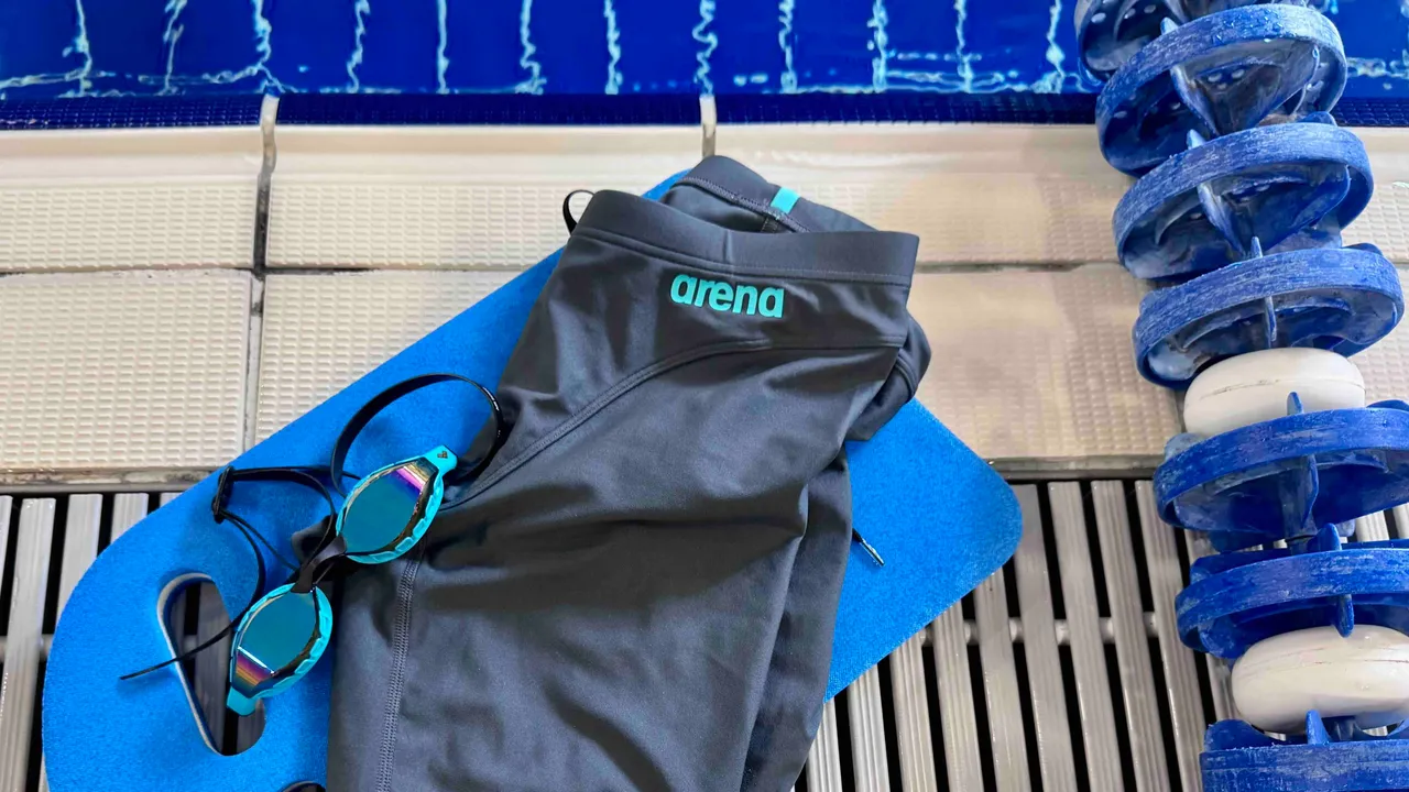 Arena Air Sonic e Hyperflow Jammer, la recensione di occhialini e costume da nuoto per chi cerca la prestazione