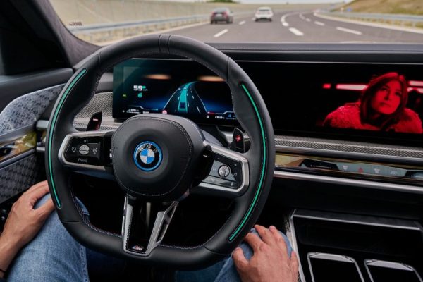 Mercedes e BMW fanno marcia indietro sulla guida autonoma: ecco i motivi della scelta