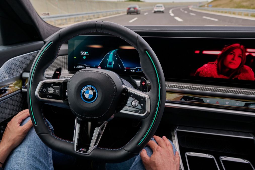 Mercedes e BMW fanno marcia indietro sulla guida autonoma: ecco i motivi della scelta