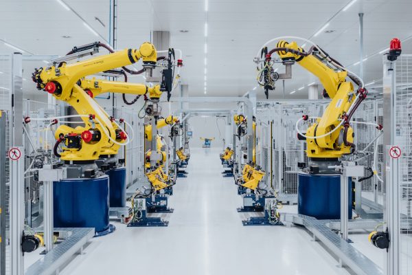 BMW i7 2026 adotta celle cilindriche Gen6 sviluppate con Rimac: +20% di densità energetica e ricarica più veloce