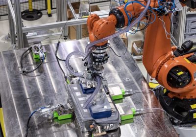 Batterie EV difficili da riciclare: il problema si chiama cell-to-pack, la soluzione è robotica