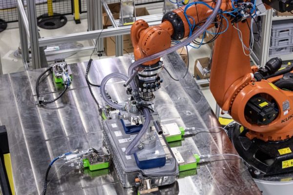 Batterie EV difficili da riciclare: il problema si chiama cell-to-pack, la soluzione è robotica