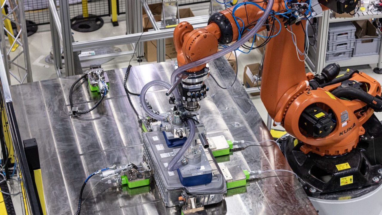 Batterie EV difficili da riciclare: il problema si chiama cell-to-pack, la soluzione è robotica