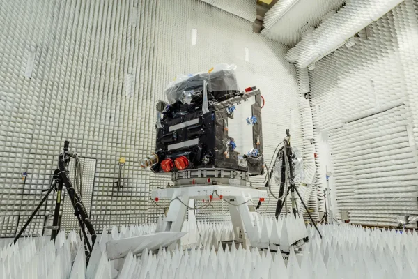 Fulmini, oceani e il respiro delle piante: esploriamo la camera bianca dove nascono i satelliti “custodi” della Terra