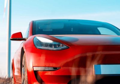 Il CEO di Ford contro Tesla: le auto elettriche di Musk perdono il primato di riferimento