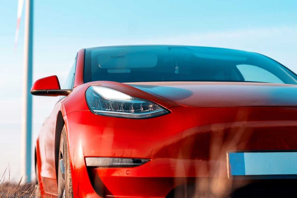 Il CEO di Ford contro Tesla: le auto elettriche di Musk perdono il primato di riferimento