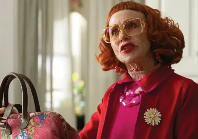 Fan di Weapons, tremate (e scappate) il film prequel sulla cara zia Gladys sta prendendo forma