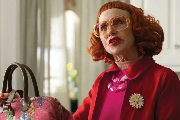 Fan di Weapons, tremate (e scappate) il film prequel sulla cara zia Gladys sta prendendo forma
