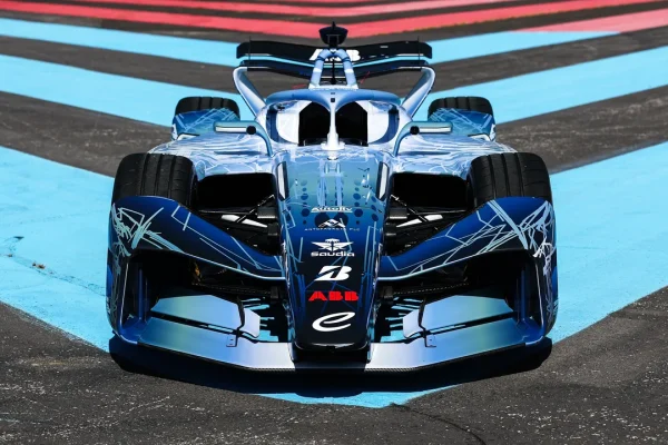 Formula E: La rivoluzionaria monoposto elettrica Gen4 da 600 kW porta il campionato a un passo dalla Formula 1