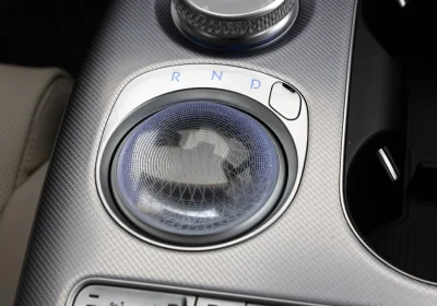 Genesis GV60, il suv elettrico coreano che vuole sfidare Audi e BMW con una sfera di cristallo (e 800 volt)