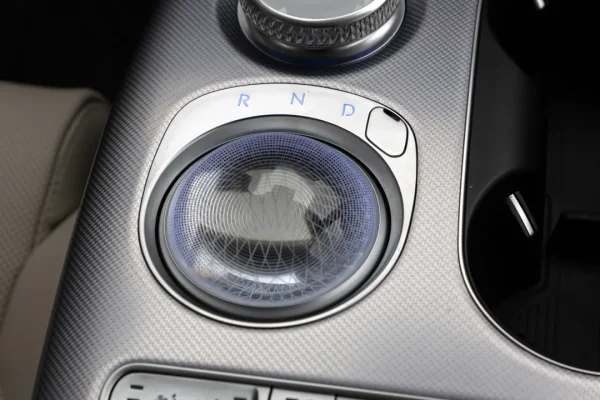 Genesis GV60, il suv elettrico coreano che vuole sfidare Audi e BMW con una sfera di cristallo (e 800 volt)