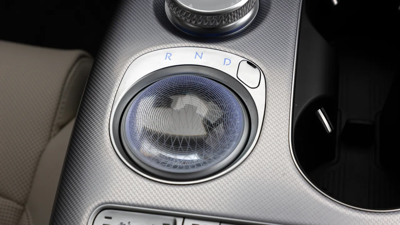 Genesis GV60, il suv elettrico coreano che vuole sfidare Audi e BMW con una sfera di cristallo (e 800 volt)