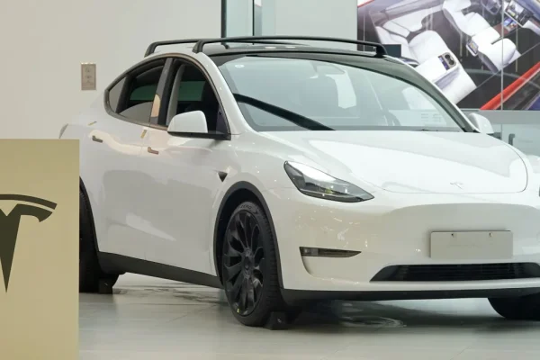 Elon Musk svela: milioni di proprietari Tesla necessitano aggiornamenti per il vero ‘Full Self-Driving’