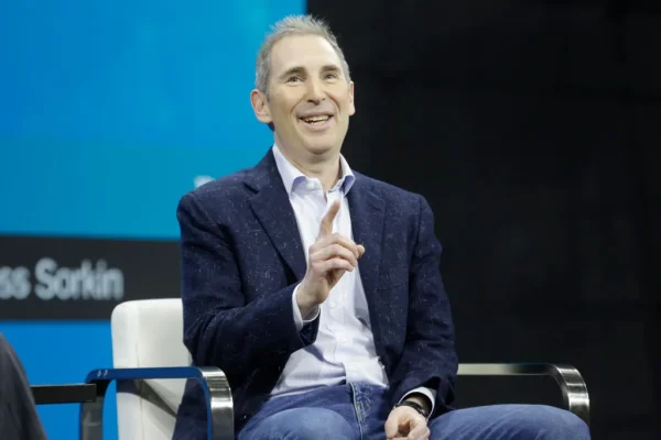 Anthropic riceve 5 miliardi da Amazon e promette 100 miliardi in investimenti nel cloud