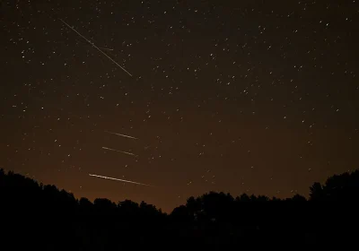 Liridi: Guida al Picco della Straordinaria Pioggia di Meteore