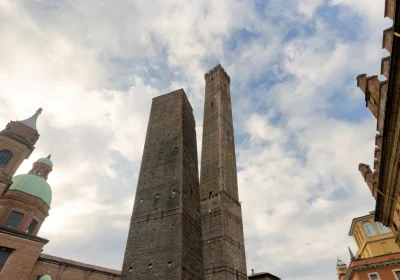 Come verrà salvata la Garisenda, una delle due torri di Bologna a rischio crollo