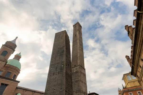 Come verrà salvata la Garisenda, una delle due torri di Bologna a rischio crollo
