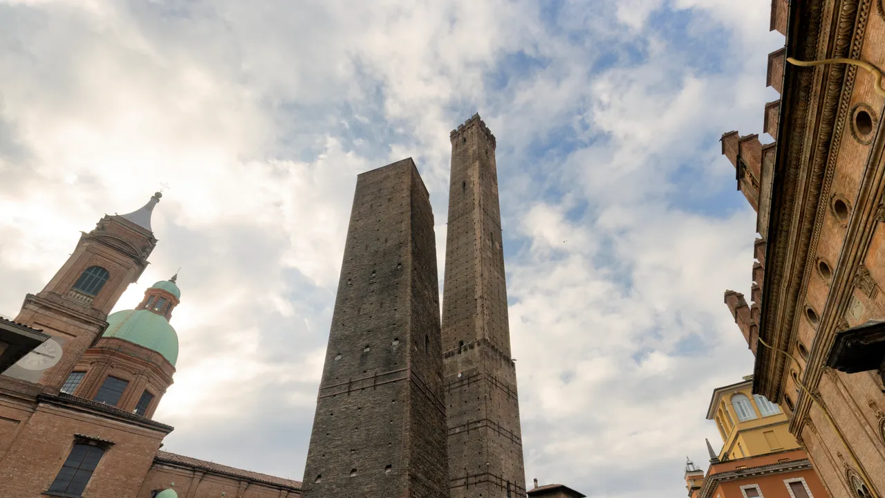 Come verrà salvata la Garisenda, una delle due torri di Bologna a rischio crollo