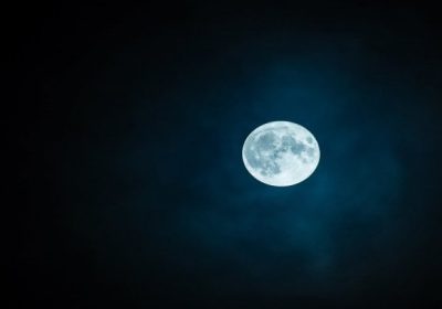 Gli astronauti di Artemis II osservano impatti di meteoriti sulla Luna in tempo reale durante il flyby