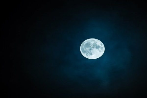 Gli astronauti di Artemis II osservano impatti di meteoriti sulla Luna in tempo reale durante il flyby