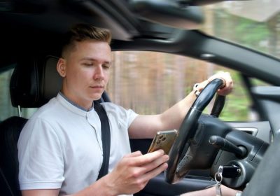 Guida Distratta: I Comportamenti Più Pericolosi Svelati