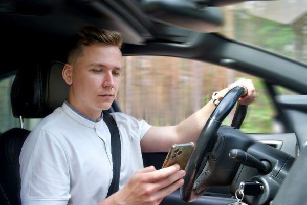 Guida Distratta: I Comportamenti Più Pericolosi Svelati
