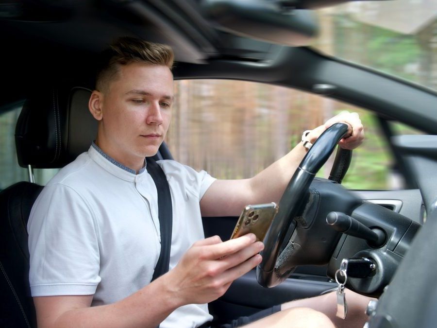 Guida Distratta: I Comportamenti Più Pericolosi Svelati