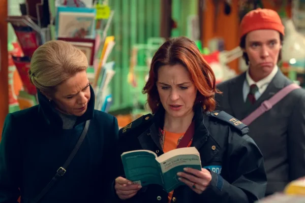 Da Belfast al Paradiso: Scopri la Magia della Nuova Serie della Creatrice di Derry Girls e la Sua Colonna Sonora Incredibile