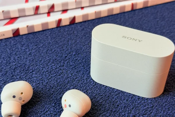 Sony WF-1000XM6, la prova degli auricolari true wireless che suonano da dio ma vanno provati prima dell’acquisto