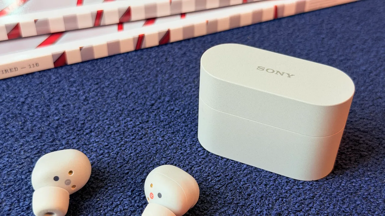 Sony WF-1000XM6, la prova degli auricolari true wireless che suonano da dio ma vanno provati prima dell’acquisto