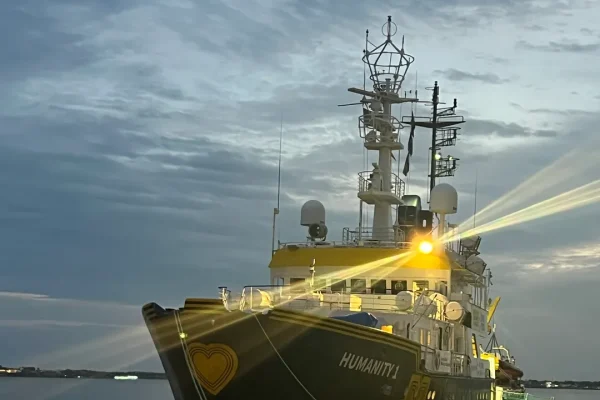 Sospesi in acqua. Siamo stati a bordo della SOS Humanity, bloccata nel Mediterraneo, per ascoltare le voci di chi è pronto a salvare