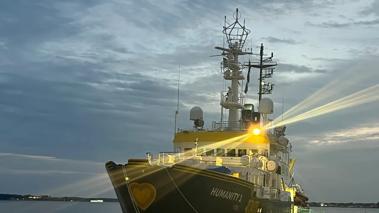 Sospesi in acqua. Siamo stati a bordo della SOS Humanity, bloccata nel Mediterraneo, per ascoltare le voci di chi è pronto a salvare