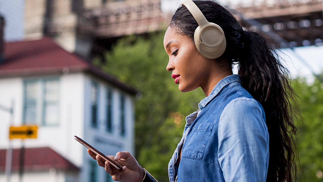 JBL Tune 730BT a 50€: un prezzo speciale per le cuffie con 76 ore di autonomia e Bluetooth 6.0