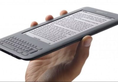 Kindle, addio allo store sui vecchi e-reader: Amazon stacca la spina ai modelli pre-2013