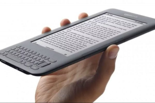 Kindle, addio allo store sui vecchi e-reader: Amazon stacca la spina ai modelli pre-2013