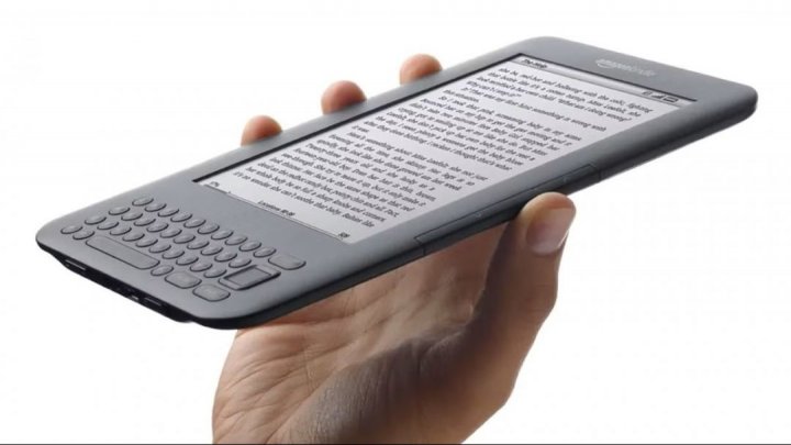 Kindle, addio allo store sui vecchi e-reader: Amazon stacca la spina ai modelli pre-2013