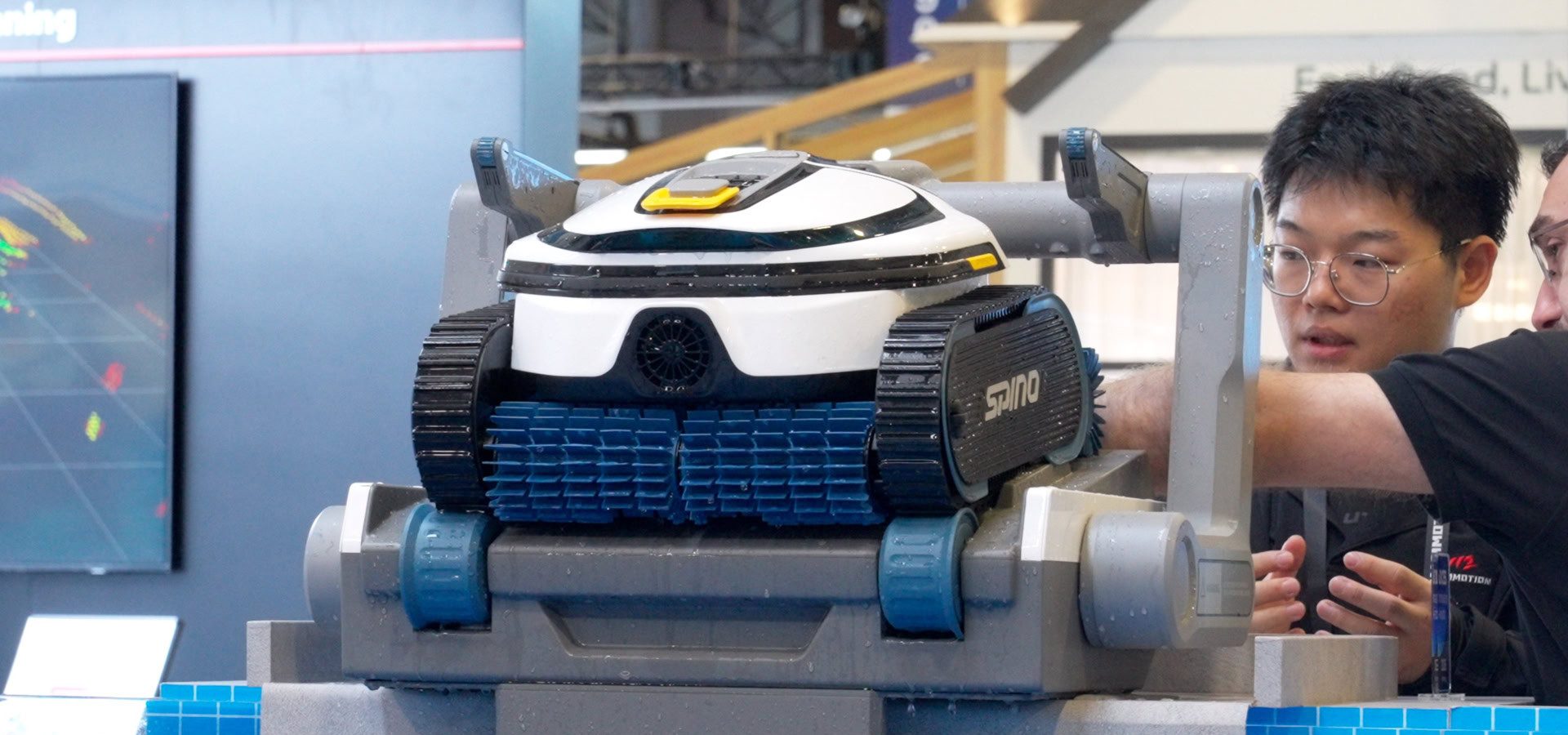 Questo robot per la pulizia della piscina scala e può essere tuo con uno sconto di 1.000$!