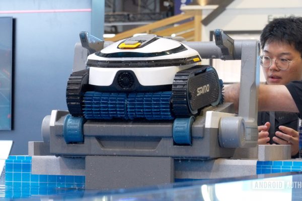 Questo robot per la pulizia della piscina scala e può essere tuo con uno sconto di 1.000$!