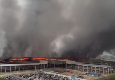 Maxi incendio in un parcheggio BYD: fiamme tra auto elettriche e prototipi a Shenzhen