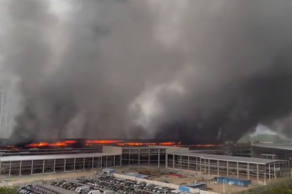 Maxi incendio in un parcheggio BYD: fiamme tra auto elettriche e prototipi a Shenzhen